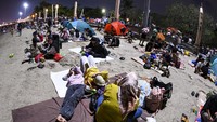 Pantai di Ancol menjadi salah satu destinasi favorit warga Jakarta dan daerah-daerah lainnya untuk menghabiskan malam pergantian tahun dengan hiburan pertunjukan musik dan kembang api.  