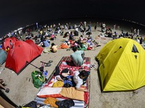 Sambut Tahun Baru, Warga Padati Pantai Ancol hingga Bangun Tenda