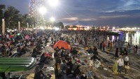 Penampakan warga dari berbagai daerah memadati Pantai Lagoon, Taman Impian Jaya Ancol, Jakarta, Minggu (31/12/2023).