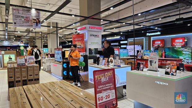 Sejumlah pengunjung Transmart Kota Kasablanka melihat produk elektronik yang ditawarkan dalam promo saat Transmart full day sale kembali hadir menyambut Pergantian Tahun 2024. (CNBC Indonesia/Intan Rakhmayanti Dewi)