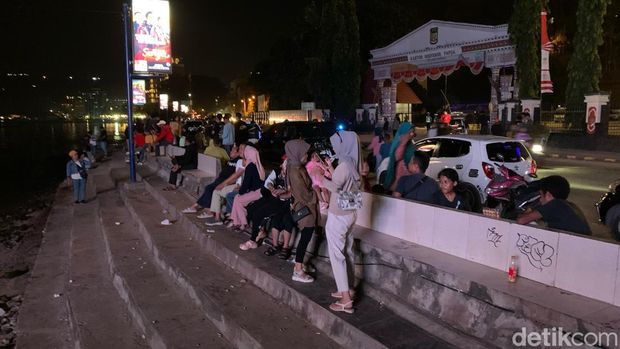 Sejumlah warga memadati Pantai Dok 2 saat malam pergantian tahun di Kota Jayapura. Raymond/detikcom