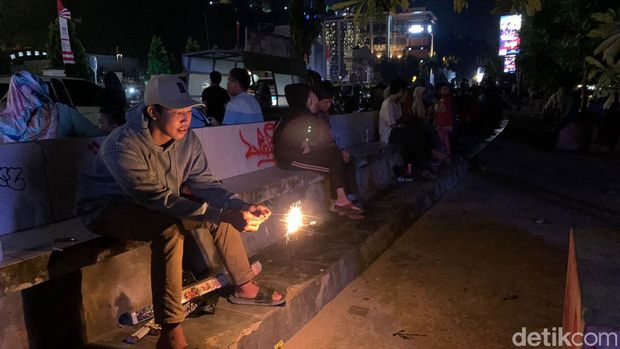 Seorang warga menyalakan kembang api di kawasan Pantai Dok 2, Kota Jayapura. Raymond/detikcom