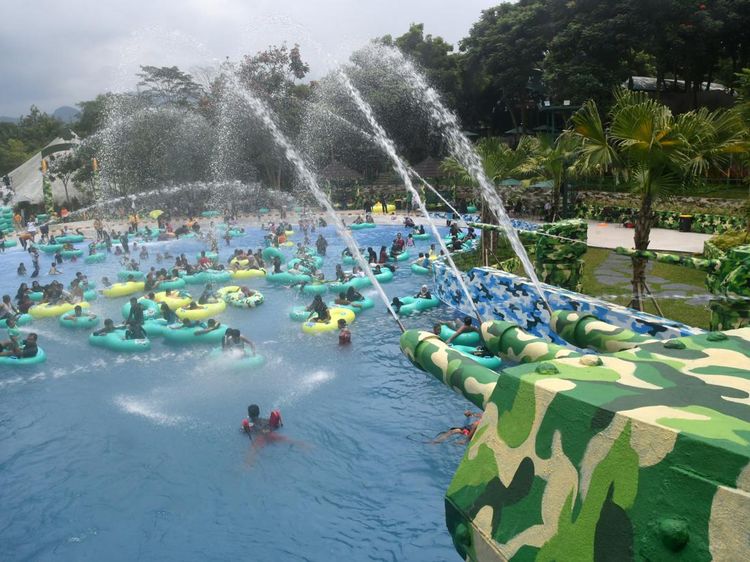 Serunya Berenang di Wisata Air Nuansa Militer Puncak Bogor
