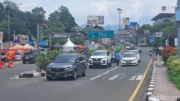 Situasi lalin kawasan Puncak pada 31 Desember 2024 siang (Sol/detikcom)