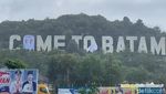 Baliho Prabowo-Gibran Nampang di Monumen Welcome to Batam, Turis Terganggu
