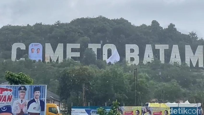 Spanduk Prabowo-Gibran di monumen Welcome To Batam diturunkan paksa. (Alamudin Hamapu/detikSumut)