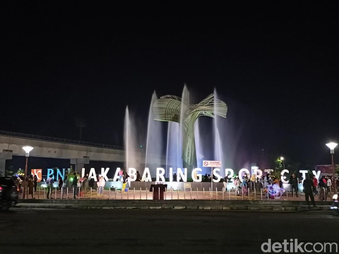 Suasana Bundaran Jakabaring Palembang saat malam pergantian tahun 2023-2024