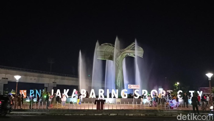 Suasana Bundaran Jakabaring Palembang saat malam pergantian tahun baru.