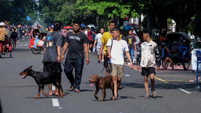 Warga berekreasi saat Hari Bebas Kendaraan Bermotor atau Car Free Day (CFD) di Solo, Jawa Tengah, Minggu (31/12/2023). Pemerintah Kota Solo juga akan menggelar Car Free Night jelang perayaan malam Tahun Baru 2024 guna mendongkrak kunjungan wisatawan di Kota Solo. ANTARAFOTO/Maulana Surya/nym.