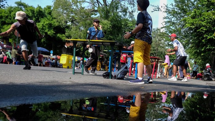 Warga berekreasi saat Hari Bebas Kendaraan Bermotor atau Car Free Day (CFD) di Solo, Jawa Tengah, Minggu (31/12/2023). Pemerintah Kota Solo juga akan menggelar Car Free Night jelang perayaan malam Tahun Baru 2024 guna mendongkrak kunjungan wisatawan di Kota Solo. ANTARAFOTO/Maulana Surya/nym.