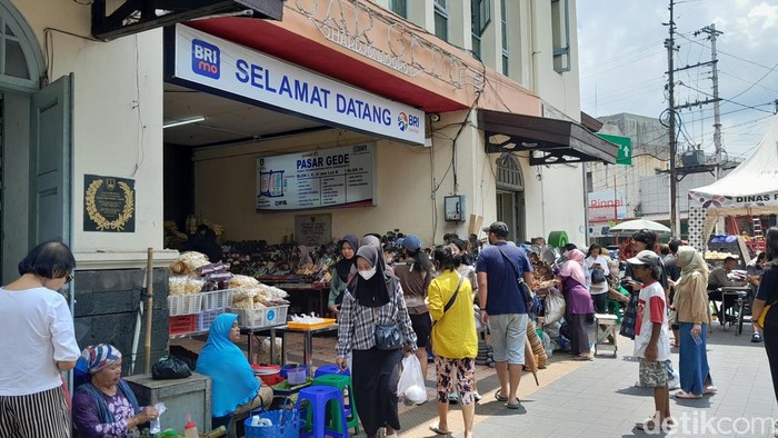 Suasana di Pasar Gede Solo, Minggu (31/12/2023).