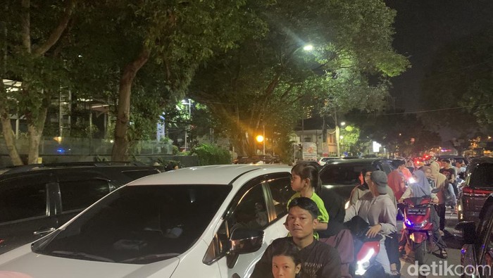 Suasana kemacetan arus lalu lintas pada malam tahun baru di Medan. (Kartika Sari/detikSumut)