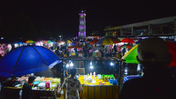 Pengunjung memadati kawasan pedestrian Jam Gadang di Kota Bukittinggi, Sumatera Barat, Minggu (31/12/2023). Kawasan objek wisata belanja dan sejarah di Sumbar itu ramai oleh pengunjung yang ingin menikmati liburan malam tahun baru ke kota wisata tersebut meskipun sudah dilakukan pengalihan arus lalu-lintas. ANTARA FOTO/Iggoy el Fitra/rwa.