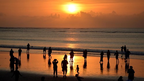 Wisatawan memadati kawasan wisata Pantai Kuta, Badung, Bali, Minggu (31/12/2023). Pantai Kuta dipadati oleh ribuan wisatawan dari berbagai negara untuk berlibur pada akhir tahun 2023. ANTARA FOTO/Fikri Yusuf/rwa.