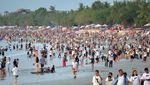 Suasana Pantai Kuta Bali Diserbu Wisatawan Jelang Pergantian Tahun