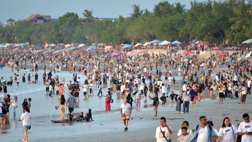 Wisatawan memadati kawasan wisata Pantai Kuta, Badung, Bali, Minggu (31/12/2023). Pantai Kuta dipadati oleh ribuan wisatawan dari berbagai negara untuk berlibur pada akhir tahun 2023. ANTARA FOTO/Fikri Yusuf/rwa.