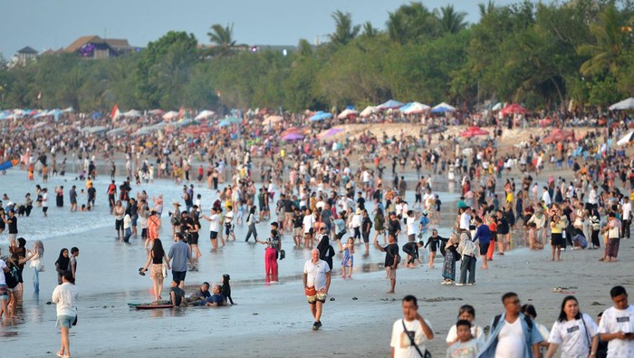 Wisatawan memadati kawasan wisata Pantai Kuta, Badung, Bali, Minggu (31/12/2023). Pantai Kuta dipadati oleh ribuan wisatawan dari berbagai negara untuk berlibur pada akhir tahun 2023. ANTARA FOTO/Fikri Yusuf/rwa.