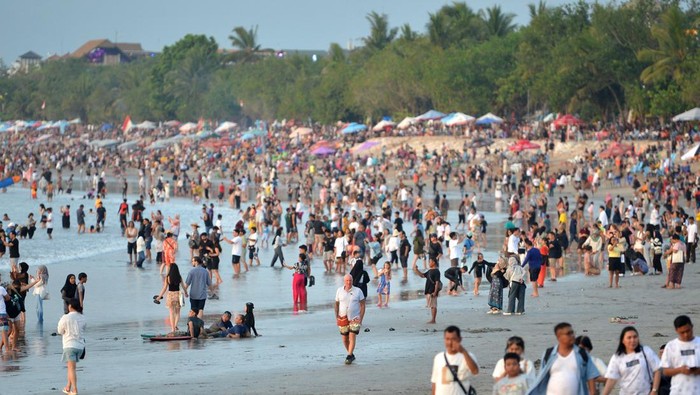 Suasana Pantai Kuta Bali Diserbu Wisatawan Jelang Pergantian Tahun Wisatawan memadati kawasan wisata Pantai Kuta, Badung, Bali, Minggu (31/12/2023). Pantai Kuta dipadati oleh ribuan wisatawan dari berbagai negara untuk berlibur pada akhir tahun 2023. ANTARA FOTO/Fikri Yusuf/rwa.