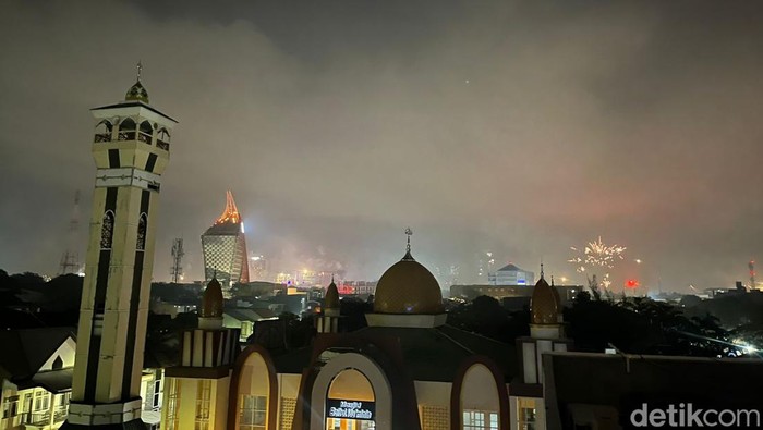 Suasana pergantian malam tahun baru di Makassar. Noval Dhwinuari Antony/detikSulsel