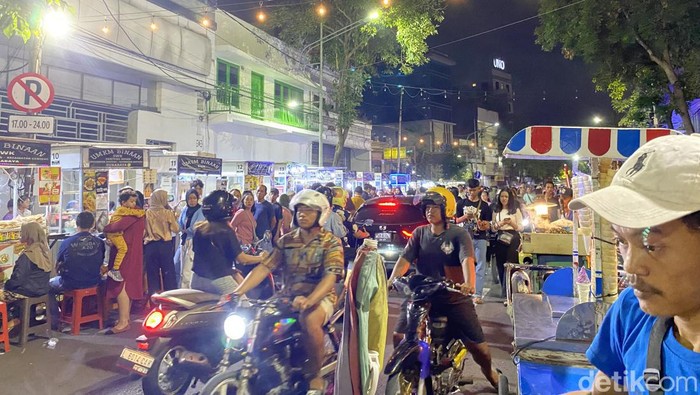 tahun baru di jalan tunjungan Surabaya