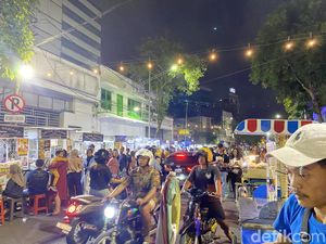 Warga Rayakan Tahun Baru Mengalir Padati Jalan Tunjungan Surabaya