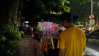 Penjual trompet dan lampu hias ramai pembeli saat menjelang pergantian tahun.