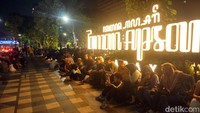 Warga mulai memadati Taman Apsari sejak pukul 23.00 WIB.
