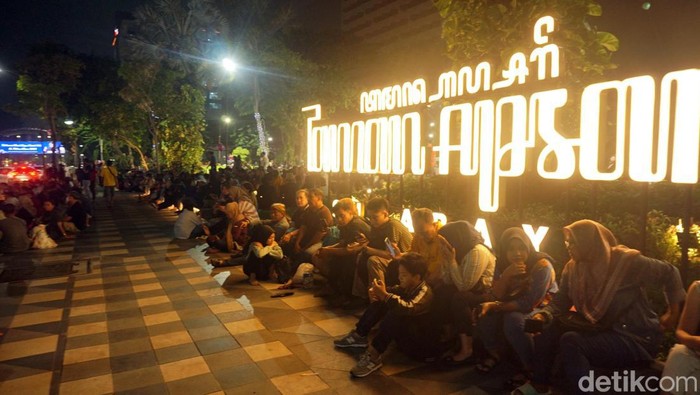 Taman Apsari Surabaya Mulai Dipadati Warga Jelang Akhir Tahun Menjelang pergantian tahun, warga Kota Surabaya Mulai memadati Taman Apsari yang berada di Jalan Gubernur Suryo, Minggu (31/12/2023).