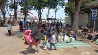 Cuaca Kota Surabaya yang cerah sejak pagi, membuat pengunjung berdatangan bersama keluarga.