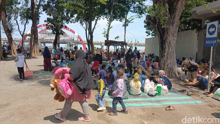 THP Kenjeran masih ramai dikunjungi wisatawan menjelang pergantian tahun, Minggu (31/12/2023)