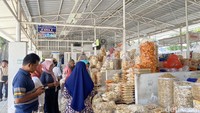 Pengunjung di THP Kenjeran mengunjungi stand UMKM yang berada di lokasi wisata THP Kenjeran.