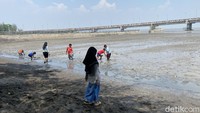 Sejumlah anak-anak sedang bermain di Pantai Kenjeran meski dalam kondisi surut.