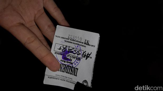 Tiket parkir ugal-ugalan di Benteng Vastenburg saat CFN, Solo, Minggu (31/12/2023).