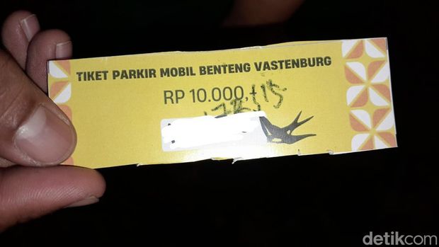 Tiket parkir ugal-ugalan di Benteng Vastenburg saat CFN, Solo, Minggu (31/12/2023).