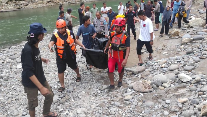 Tim Basarnas saat mengevakuasi jasad bocah hanyut di Sungai Bahbolon, Sergai. (Dok. Basarnas Medan)