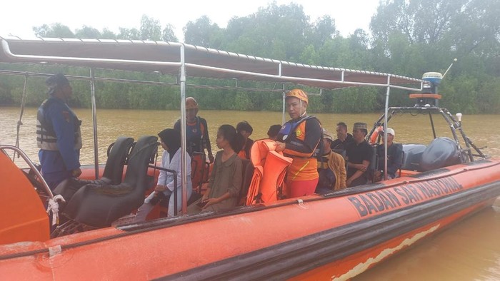 Tim SAR evakuasi wisatawan  ke Pulau Berhala.