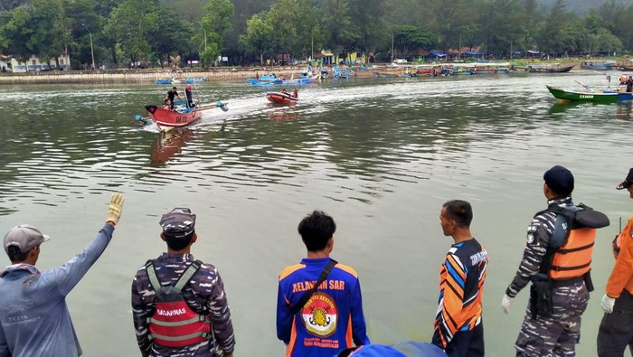 Tim SAR gabungan mengevakuasi jasad wisatawan asal Kabupaten Bekasi yang dilaporkan terseret arus di Pantai Jetis, Kecamatan Nusawungu, Kabupaten Cilacap, Minggu (31/12/2023).