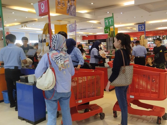 Transmart Full Day Sale di gerai Cempaka Putih dipadati pengunjung