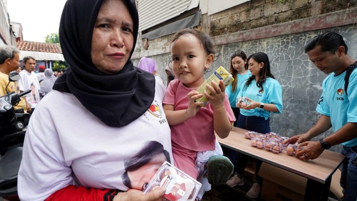 Tularkan Sejuta Kebaikan dengan Berbagi Susu Gratis di Jakarta Relawan dari Rumah Keluarga Bersama (RKB) secara bergotong royong membagikan susu dan telur untuk penuhi kebutuhan anak dan lansia.
