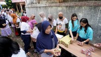 Aksi relawan Prabowo-Gibran ini merupakan bagian dari program kampanye ‘Sejuta Kebaikan Saling Berbagi’ yang diisi dengan aksi bersih-bersih kampung hinggamembagikan telur dan susu di sekitar Kelurahan Makasar, Kec. Makasar, Jakarta Timur.