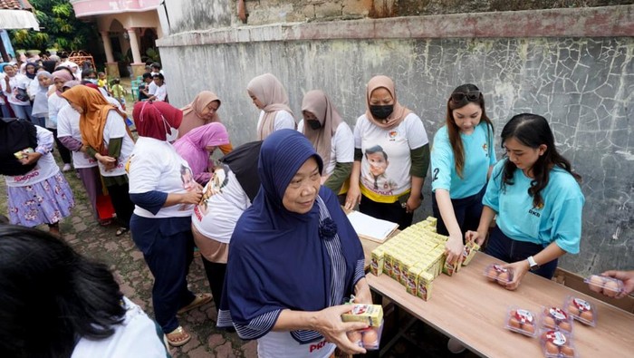 Tularkan Sejuta Kebaikan dengan Berbagi Susu Gratis di Jakarta Relawan dari Rumah Keluarga Bersama (RKB) secara bergotong royong membagikan susu dan telur untuk penuhi kebutuhan anak dan lansia.