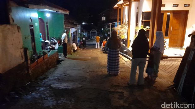 Warga berhamburan ke luar rumah saat gempa M 4,8 guncang Sumedang, Minggu (31/12/2023) malam.