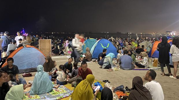 Warga dirikan tenda sambu tahun baru di Ancol, Jakarta Utara.