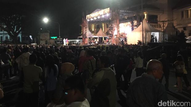Warga mulai memadati Kayutangan Heritage dan Balai Kota Malang.