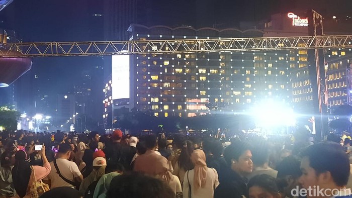 Warga padati Bundaran HI pada malam tahun baru 2024