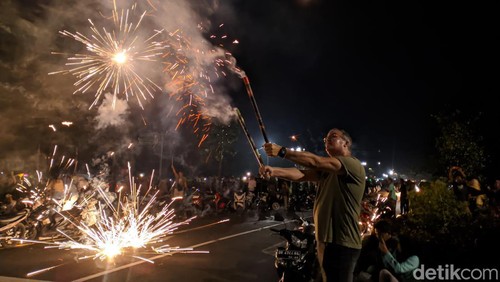 Warga ramai-ramai padati Bundaran Giri Memang Square, Kecamatan Gerung, Lombok Barat, untuk merayakan tahun baru 2024, Senin (1/1/2024). (Ahmad Viqi/detikBali).