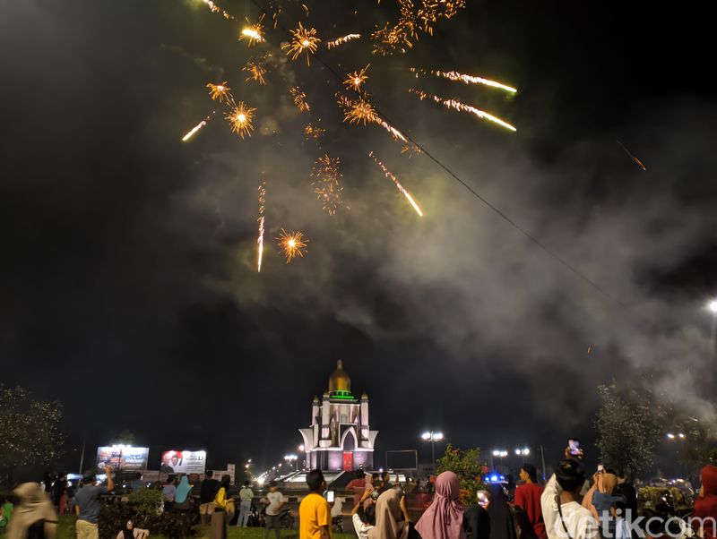 Warga ramai-ramai padati Bundaran Giri Memang Square, Kecamatan Gerung, Lombok Barat, untuk merayakan tahun baru 2024, Senin (1/1/2024). (Ahmad Viqi/detikBali).