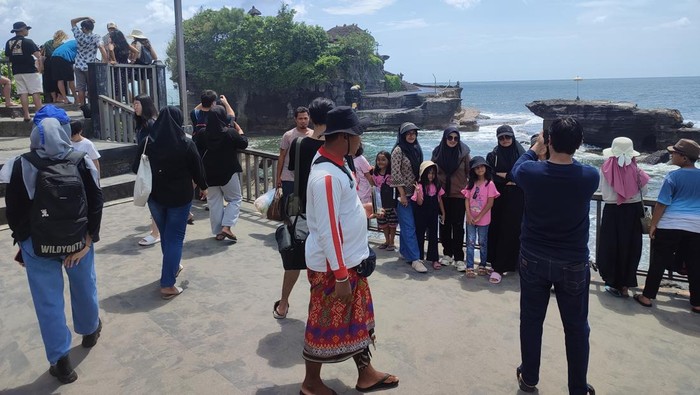 Sejumlah wisatawan berkunjung ke objek wisata Tanah Lot, Tabanan, Bali, Minggu (31/12/2023).
