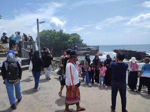 Libur Nataru, Jumlah Turis yang Kunjungi Tanah Lot Capai 10 Ribu