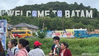 Salah satu fotografer, Dafrika, menyebut pada Minggu (31/12/2023) ada turis asing dari Malaysia, Singapura, dan wisatawan lokal yang membatalkan foto. Dua rombongan bus, kemungkinan ASN dari Riau, juga tak mau foto. Mereka berkata, Kami tak mau bang, ujarnya.